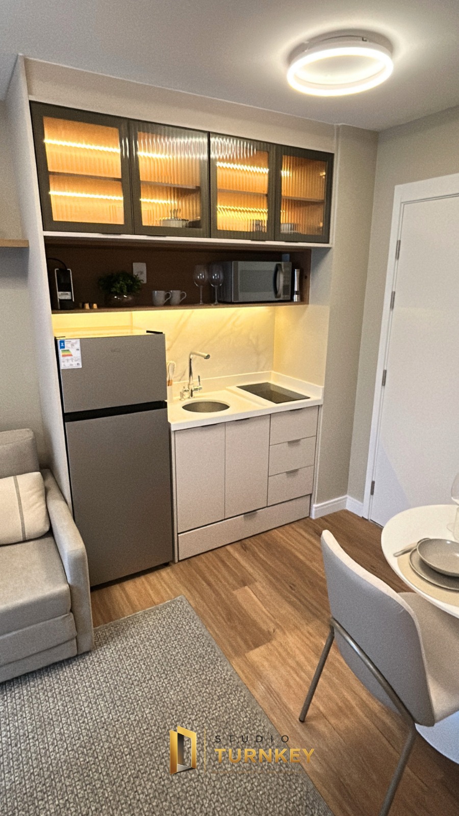Studio compacto com móveis planejados para investidor em São Paulo, otimizado para locação