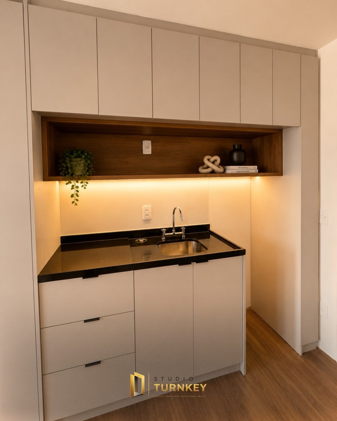 Cozinha compacta com marcenaria funcional